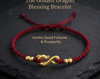 Puede incluir: Una pulsera de cordón trenzado rojo con un dije de dragón de color dorado en el centro y pequeñas cuentas doradas. El texto en la imagen dice: The Golden Dragon Blessing Bracelet, Invites Good Fortune & Prosperity, Prosperity, Protection, Good Fortune, Blessings.