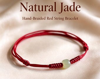 Puede incluir: Una pulsera de hilo rojo trenzada a mano con una cuenta de jade verde pálido lisa. El texto Natural Jade Hand-Braided Red String Bracelet es visible sobre la joya. La pulsera cuenta con secciones anudadas ajustables.