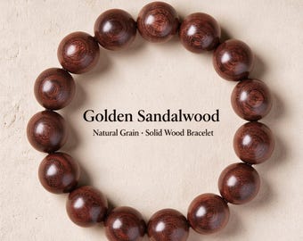 Puede incluir: Una pulsera circular hecha de cuentas de madera de color marrón oscuro pulido con patrones de grano natural visibles. El centro de la imagen presenta el texto Golden Sandalwood Natural Grain Solid Wood Bracelet en fuente negra.