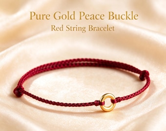 Puede incluir: Una pulsera de hilo rojo con un pequeño dije circular de hebilla de paz en color dorado. El texto "Pure Gold Peace Buckle Red String Bracelet" aparece impreso sobre la pieza de joyería.
