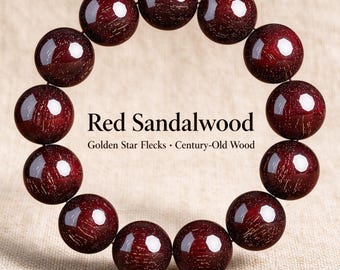Puede incluir: Una pulsera circular hecha de cuentas de sándalo rojo pulido con motas doradas visibles. El texto en el centro dice: Red Sandalwood, Golden Star Flecks, Century-Old Wood. Las cuentas tienen un acabado suave y reflectante.