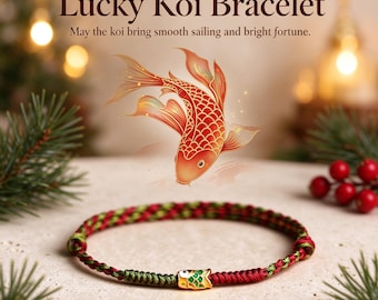 Puede incluir: Una pulsera de cordón trenzado con hilos rojos y verdes alternos y un dije central de metal dorado con forma de pez koi, acentuado con detalles de esmalte verde. El texto Lucky Koi Bracelet y May the koi bring smooth sailing and bright fortune es visible.