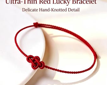 Puede incluir: Una pulsera de cordón rojo ultra fino con un detalle delicado anudado a mano. El texto Ultra-Thin Red Lucky Bracelet y Delicate Hand-Knotted Detail es visible sobre la pulsera, la cual está formada por un solo cordón rojo continuo.