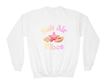 Sudadera juvenil de cuello redondo con estampado de conchas marinas y ambiente veraniego playero.