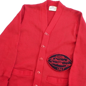 Puede incluir: Un cárdigan rojo de punto con un parche bordado en blanco y negro que dice "Intramural Senior Champs 1967".