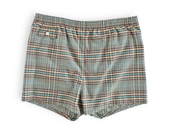 Peut inclure: Boxer en tissu à carreaux brun et bleu avec un bouton blanc.