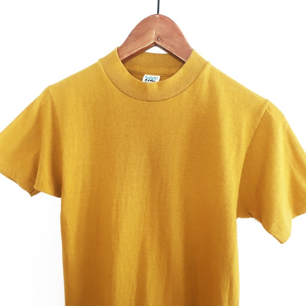 T-shirt des années 60 / chemise moutarde / années 1960 Jockey Life Bo Sun moutarde jaune coton blanc ras du cou t-shirt XS