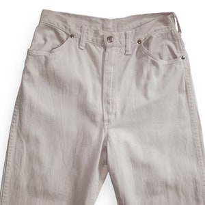 K&ouml;nnte beinhalten: Eine hellbeige Jeanshose im klassischen 5-Pocket-Stil.