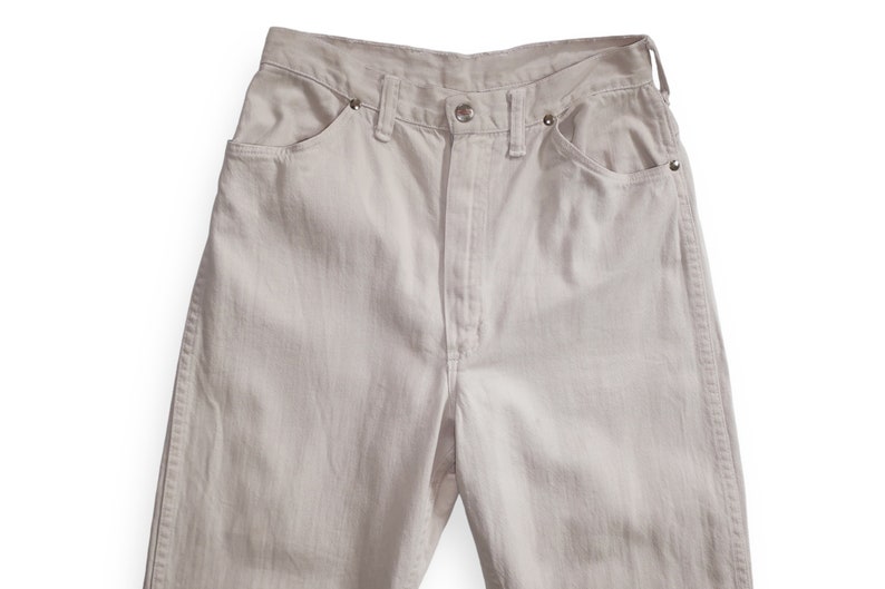 K&ouml;nnte beinhalten: Eine hellbeige Jeanshose im klassischen 5-Pocket-Stil.