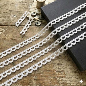 Puede incluir: Una bandeja de servir de madera hecha a mano con acabado natural. De forma rectangular con esquinas redondeadas y bordes elevados, tiene dos asas. La veta de la madera es visible. Dimensiones: aproximadamente 30 cm de largo.