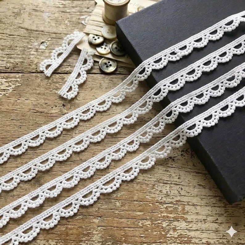 Conjunto de pijama parisino con ribete de encaje personalizado, ropa de dormir de moda francesa, pijama corto con estampado de la Torre Eiffel, ropa de estar por casa parisina elegante, top con cuello estampado. #4