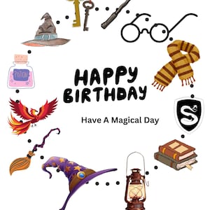 Peut inclure: Illustration d'anniversaire sur fond blanc, avec des objets magiques : baguette, lunettes, écharpe, phénix, balai, chapeau, potion, clés, lanterne, livres et le texte "Happy Birthday" et "Have A Magical Day".