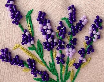 Lavendel schoudertasje zakje gepersonaliseerde make-uptas, met de hand kralen bloemen make-uptasje, lavendel cadeau voor haar, handgemaakt zakje textielkunst