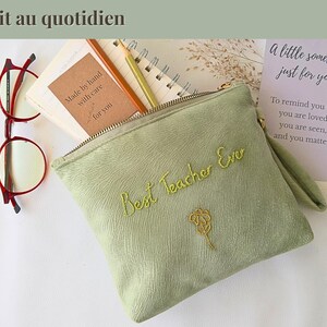 Op de afbeelding: Een lichtgroene etui met ritssluiting, geborduurd met "Best Teacher Ever" in geel, en een klein bloemmotief. Daarnaast een notitieboek, potloden, een bril en een kaart met "A little something, just for you."