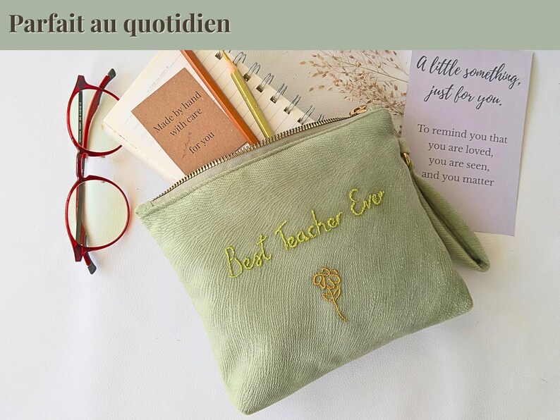 Op de afbeelding: Een lichtgroene etui met ritssluiting, geborduurd met "Best Teacher Ever" in geel, en een klein bloemmotief. Daarnaast een notitieboek, potloden, een bril en een kaart met "A little something, just for you."