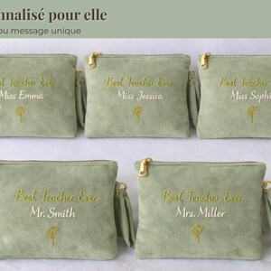 Op de afbeelding: Saliegroene etuis met ritssluiting, gouden hardware en polsbandjes. Elke etui is geborduurd met "Best Teacher Ever" en een naam, zoals "Miss Emma" of "Mr. Smith", en een klein gouden bloemmotief. De tekst "Personnalis&eacute; pour elle" staat bovenaan.