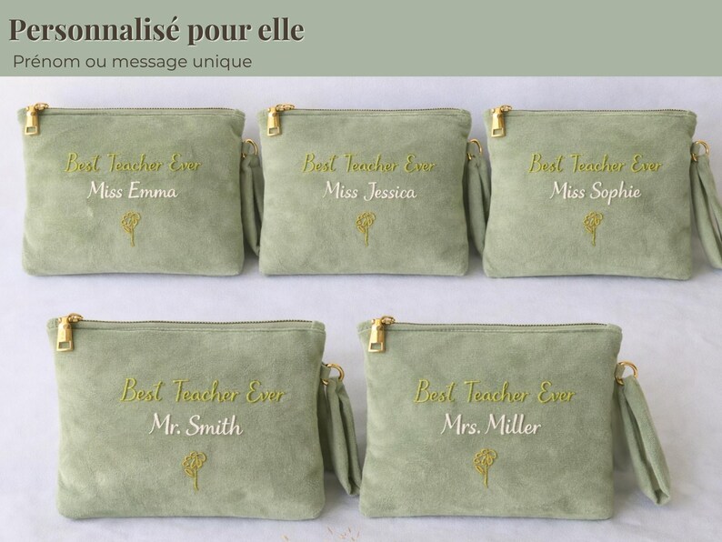 Op de afbeelding: Saliegroene etuis met ritssluiting, gouden hardware en polsbandjes. Elke etui is geborduurd met "Best Teacher Ever" en een naam, zoals "Miss Emma" of "Mr. Smith", en een klein gouden bloemmotief. De tekst "Personnalis&eacute; pour elle" staat bovenaan.