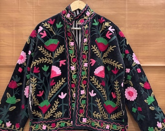 Veste brodée Suzani en velours, veste Suzani brodée à la main, veste d'hiver, manteau court Boho Suzani, veste noire, cadeaux pour elle