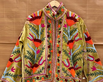 Veste Suzani en velours, veste Suzani brodée à la main, manteau de festival bohème floral, veste d'hiver, veste réversible pour femme, cadeaux pour elle