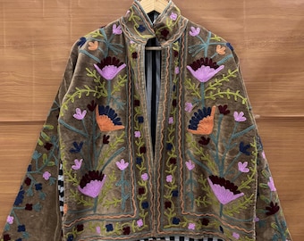 Veste Suzani en velours brodée à la main, veste bohème fleurie marron pour femme, manteau brodé ouzbek fait main, veste artisanale, cadeau pour elle