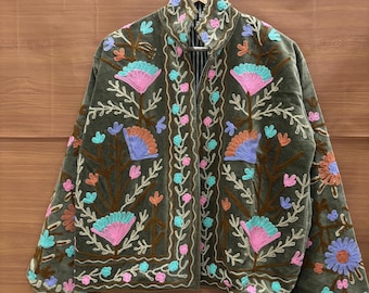 Veste Suzani en velours brodé pour femme, veste artisanale à motifs floraux, veste Suzani réversible, manteau d'hiver, veste verte à offrir.