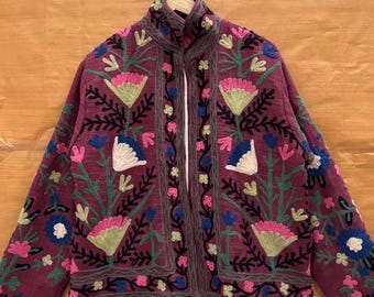 Veste Suzani rouge, veste Suzani brodée à la main, veste Suzani en tissu TNT, vêtements d'hiver veste manteau, veste courte Suzani, cadeaux pour femme