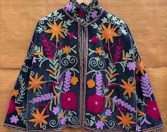 Veste Suzani en velours fleuri faite main, veste Sujani brodée à la main, veste d'hiver bohème, veste Suzani en velours gris, cadeau pour maman