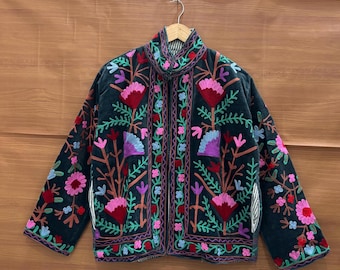 Veste Suzani en velours faite main, veste Suzani brodée à la main, vêtements d'hiver veste manteau broderie bobo pour femme manteau cadeaux pour elle