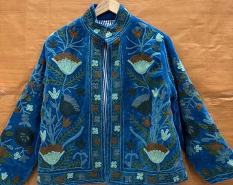 Veste Suzani en velours, veste Suzani brodée à la main, veste d'hiver bohème, veste brodée réversible, veste bleue, cadeaux pour elle