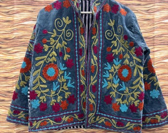 Veste Suzani brodée en velours faite main, veste Suzani brodée florale, veste d'hiver bohème, manteau kimono bohème, cadeaux pour femme