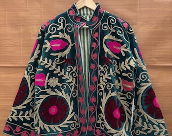 Veste Suzani en velours, veste Suzani brodée à la main, veste d'hiver bohème, veste brodée réversible, veste verte, cadeaux pour elle