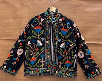 Veste Suzani en velours, veste Suzani brodée à la main, veste d'hiver bohème, veste brodée réversible, veste noire, cadeaux pour elle