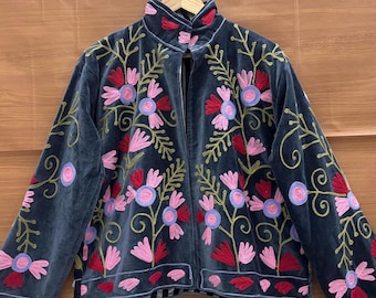 Veste Suzani en velours, veste Sujani brodée à la main florale, veste courte réversible bohème, cadeau veste brodée bohème traditionnelle pour elle