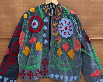 Veste Suzani en velours, veste Suzani brodée à la main, veste d'hiver bohème, veste brodée réversible, veste grise, cadeaux pour elle