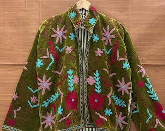 Veste en velours vert brodée, manteau brodé de fleurs à la main, veste bohème en velours, veste artisanale pour festival pour femme, cadeau pour elle