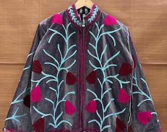 Veste Suzani en velours brodé pour femme, veste artisanale à motifs floraux, veste d'hiver, veste réversible brodée, veste grise, cadeau pour elle