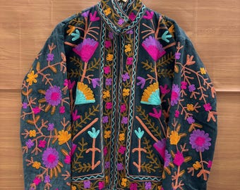 Veste Suzani brodée en velours faite main, veste Suzani brodée florale, veste d'hiver bohème, manteau kimono bohème, cadeaux pour elle
