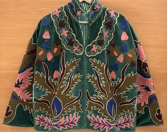 Veste Suzani en velours, veste Suzani brodée à la main, veste d'hiver bohème, veste brodée réversible, veste verte, cadeaux pour elle