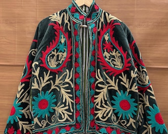 Veste Suzani brodée en velours faite main, veste Suzani brodée florale pour femme veste d'hiver bohème, manteau kimono bohème, cadeau pour elle