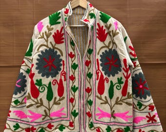 Veste Suzani en velours brodé, Veste Suzani à fleurs, Veste d'hiver bohème, Veste réversible brodée, Veste blanche à offrir à une femme