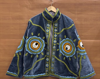 Veste Suzani en velours, veste Suzani brodée à la main, veste d'hiver bohème, veste brodée réversible, veste grise, cadeaux pour elle