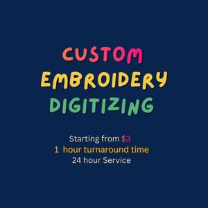 Può includere: Una grafica blu navy con le parole "CUSTOM EMBROIDERY DIGITIZING" in lettere colorate e giocose. Il testo aggiuntivo indica "1 ora di tempo di consegna" e "Servizio 24 ore".