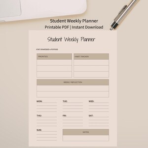 Puede incluir: Un planificador semanal imprimible para estudiantes con secciones para prioridades, seguimiento de hábitos y reflexión semanal. El planificador incluye espacios para cada día de la semana y notas. Un bolígrafo plateado y un portátil están en el fondo.