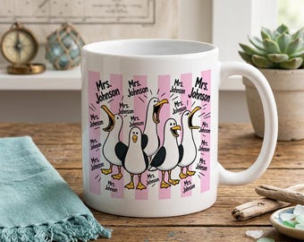 Tazza personalizzata con nome e design a gabbiano, divertente regalo per insegnanti, stile Mrs. Johnson, graziosa tazza da caffè, regalo per donne