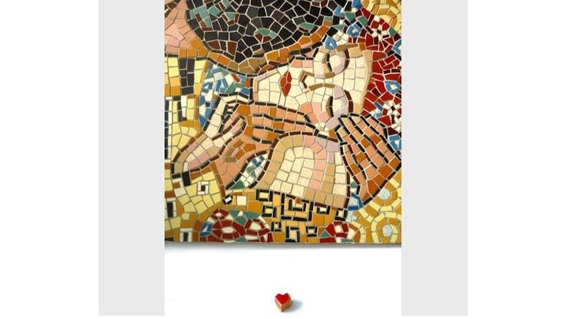 Kit MOSAICO CON STRUMENTI 'Il bacio' di G. Klimt 19 diversi colori all'interno Regalo per coppia, Regalo di nozze, regalo originale image 1