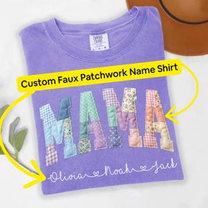 Puede incluir: Un letrero de madera hecho a mano con la palabra "Bienvenido" en una fuente juguetona. El letrero está pintado de blanco con un acabado envejecido y presenta un diseño floral en tonos rosas y verdes. Mide aproximadamente 30 cm de ancho.