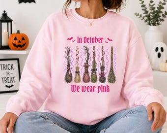 10月はピンクのスウェットシャツを着よう、乳がん啓発魔女ほうきシャツ、ピンクのハロウィン魔女Tシャツ、不気味な季節のピンクリボンギフト