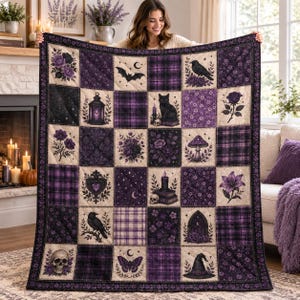 Könnte beinhalten: Eine Patchwork-Decke mit einem Raster aus violetten und cremefarbenen Quadraten. Das Design zeigt Illustrationen von einer schwarzen Katze, einem Raben, Totenkopf, Hexenhut, Laterne, Pilzen, Blumen, Schmetterlingen, Fledermäusen und Karomustern.