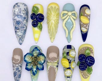 Uñas postizas 3D de limón y arándano estilo mediterráneo / Uñas postizas florales de porcelana azul estilo stiletto largo / Arte de verano de Amalfi