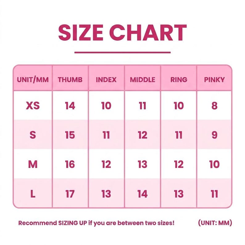 以下が含まれることがあります： ピンクと白のサイズチャートで、上部に「SIZE CHART」という文字があります。チャートには、XSからLまでのサイズがリストされており、親指、人差し指、中指、薬指、小指の対応する測定値がミリメートルで表示されています。「Recommend SIZING UP if you are between two sizes!」というテキストが下にあります。
